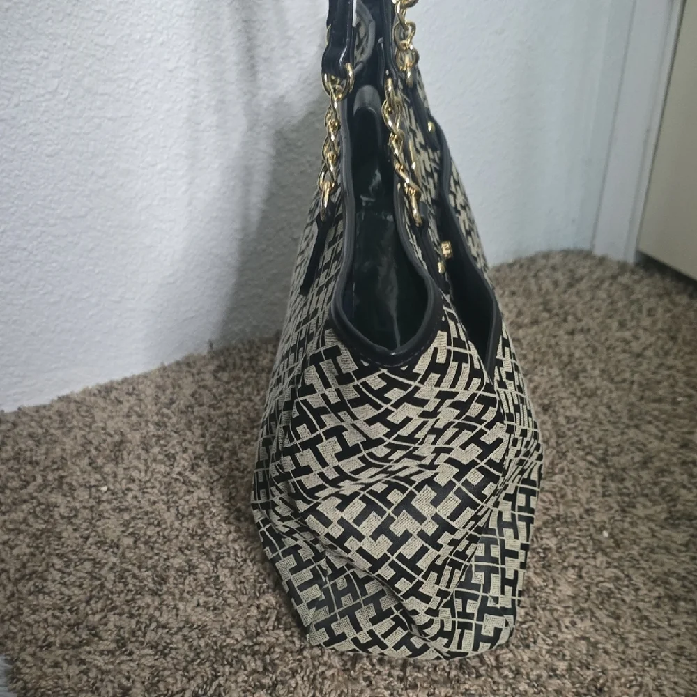 Tommy Hilfiger TH Patterned Black & Tan W/ Gold Hardware Large Tote (EUC)✨️🖤✨